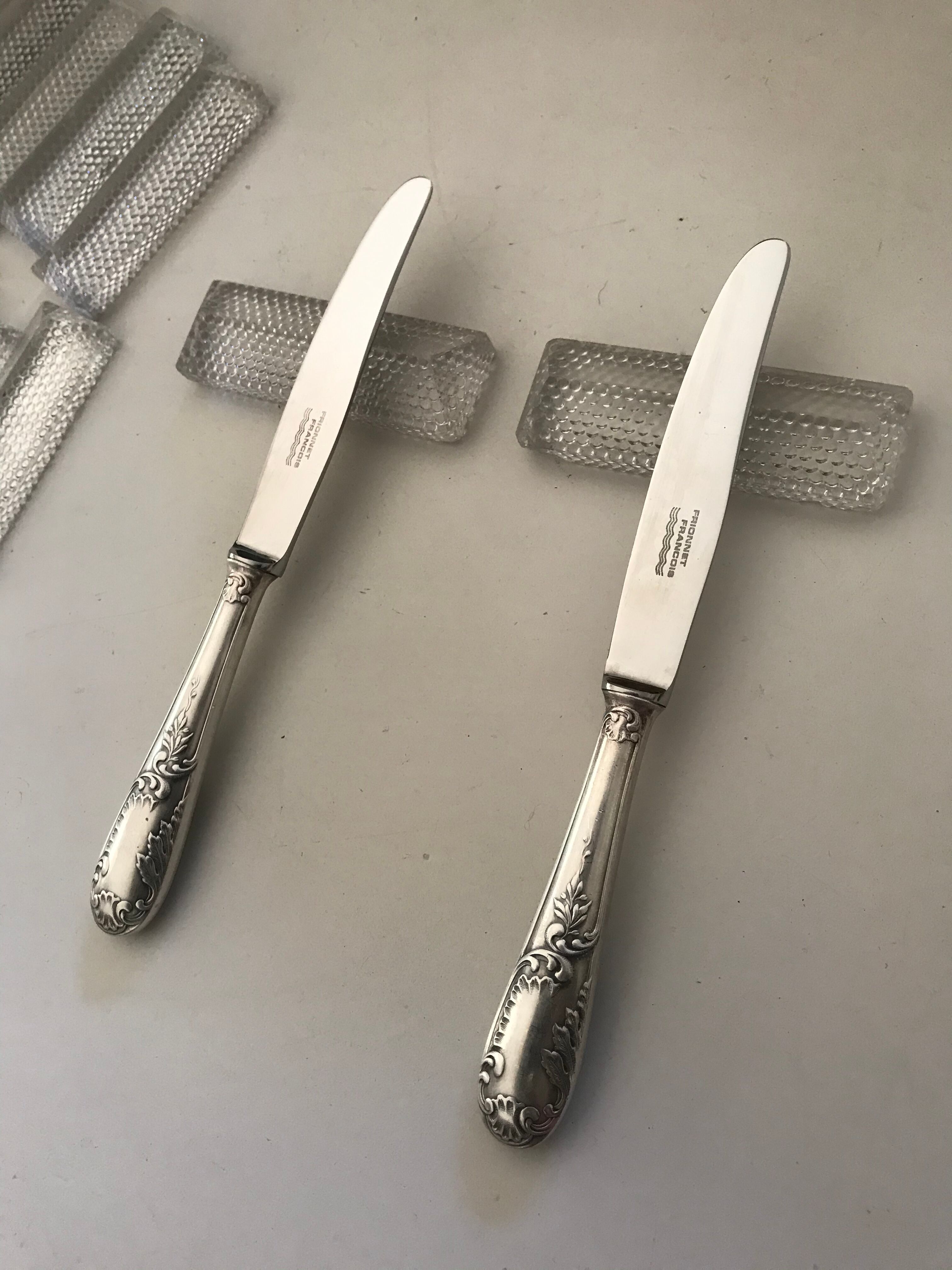 10 Series of 10 silver metal knives François Frionnet