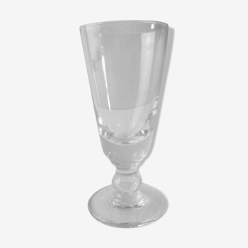Ancien verre à absinthe en verre moulé, en verre épais