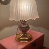 Vintage table lamp in brass and pleated opaline glass.