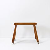 Table d'appoint vintage en bois massif sur roulettes