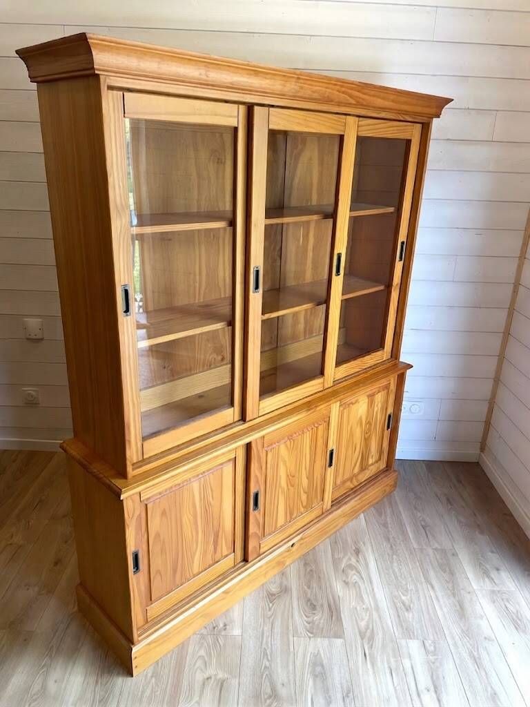 Large vintage display cabinet in solid pine with sliding doors, Country style.