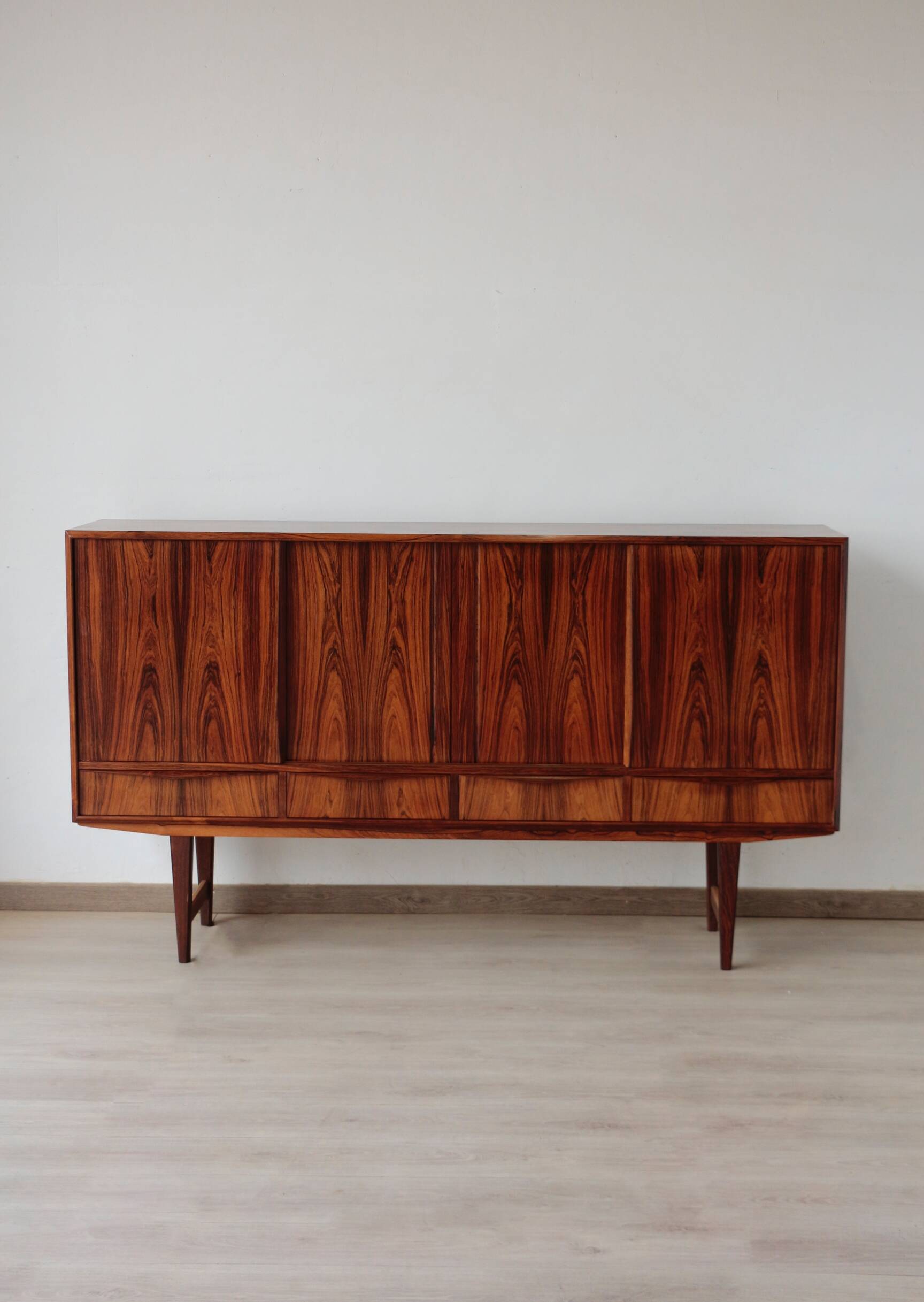 Buffet haut scandinave en palissandre – design E.W. Bach (années 60)