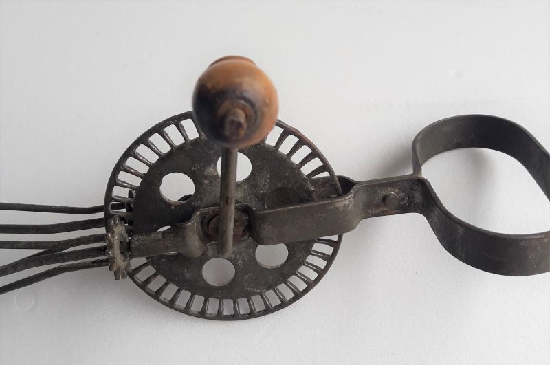 Quarter manual whisk