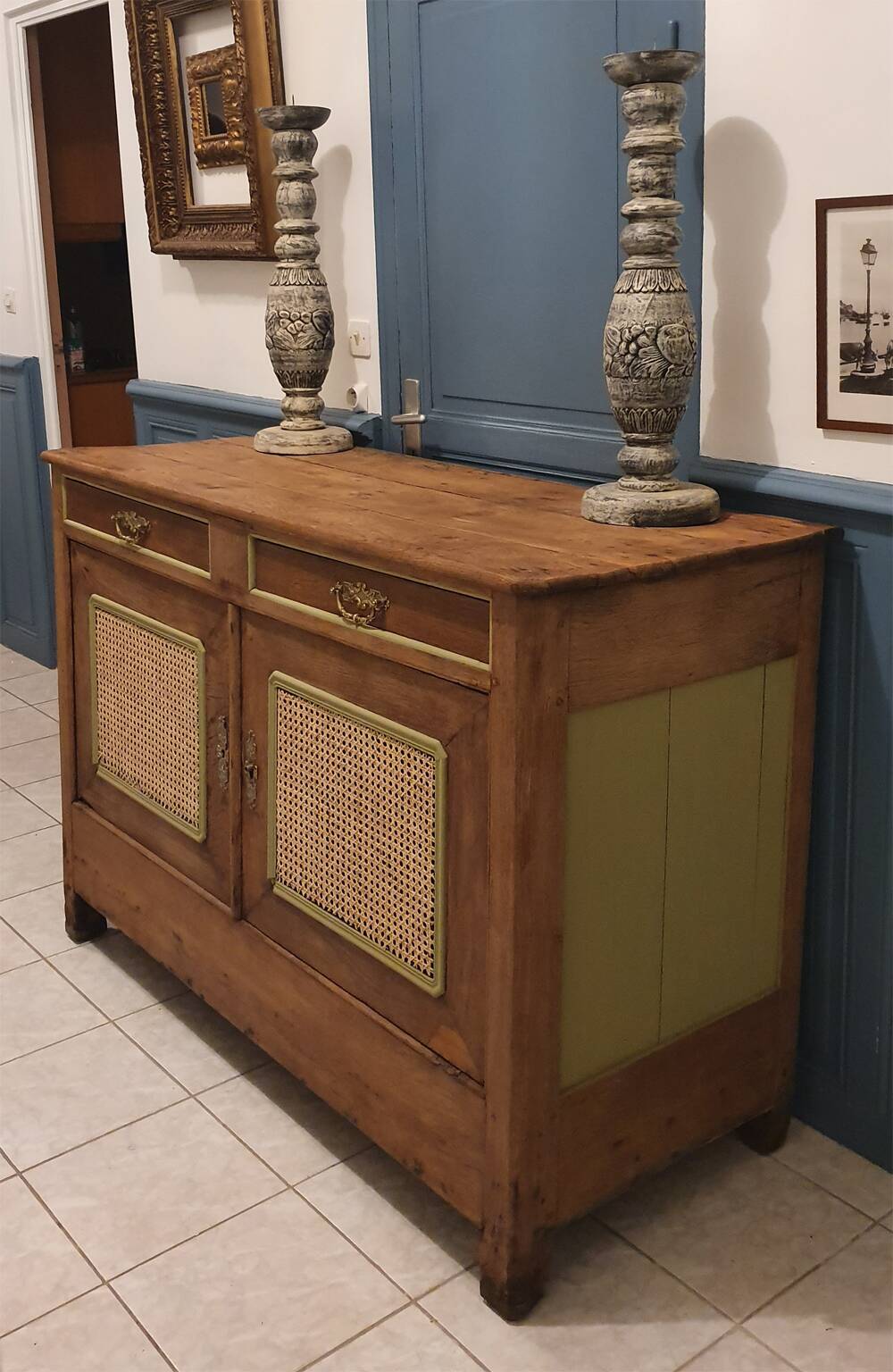Low country sideboard, solid wood, stylized, late 18th century.