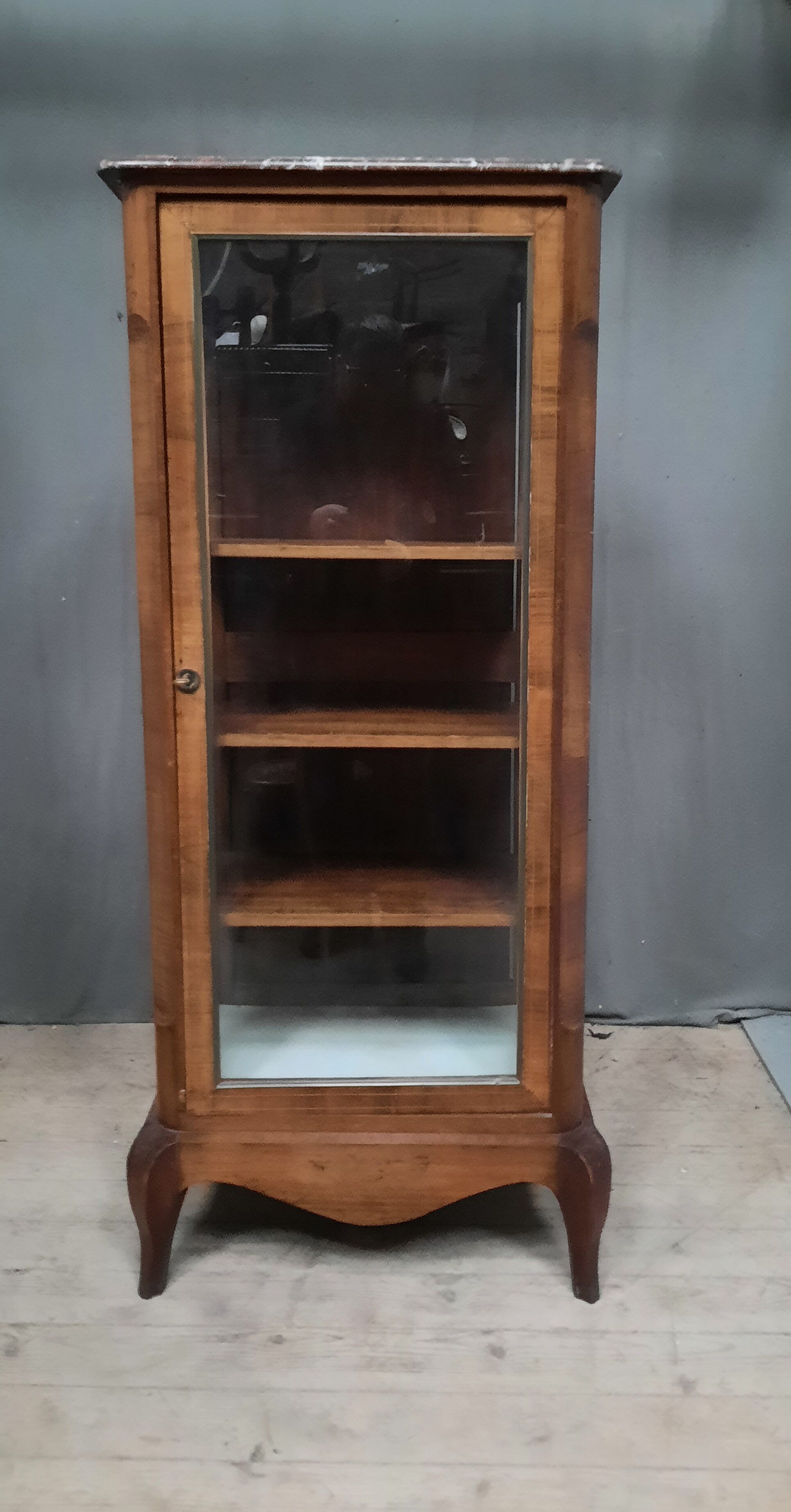 Vitrine en plaquage style Louis XV