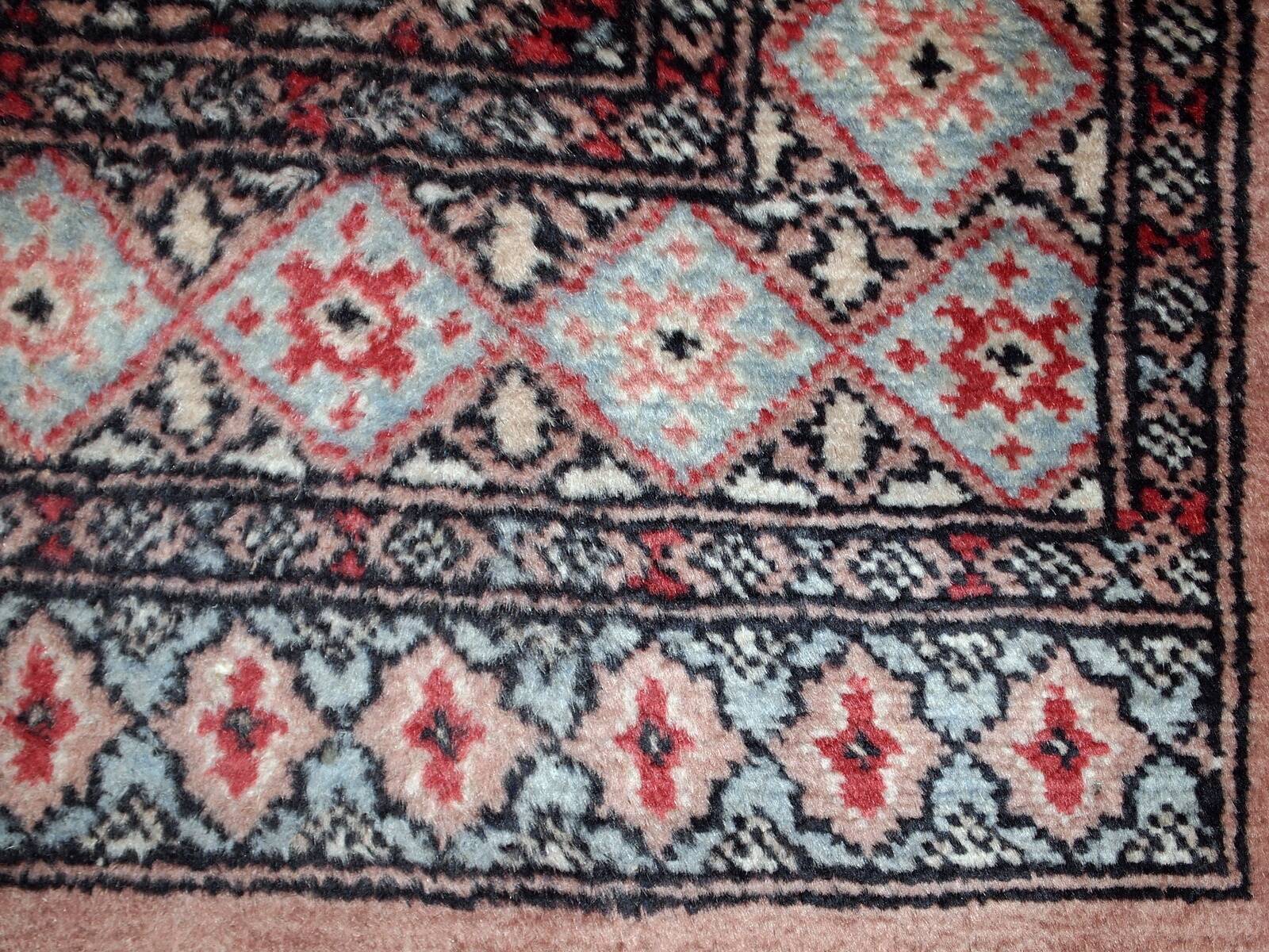 Tapis vintage fait main Bukhara en laine rose et bleu ciel (81cm x 118cm)