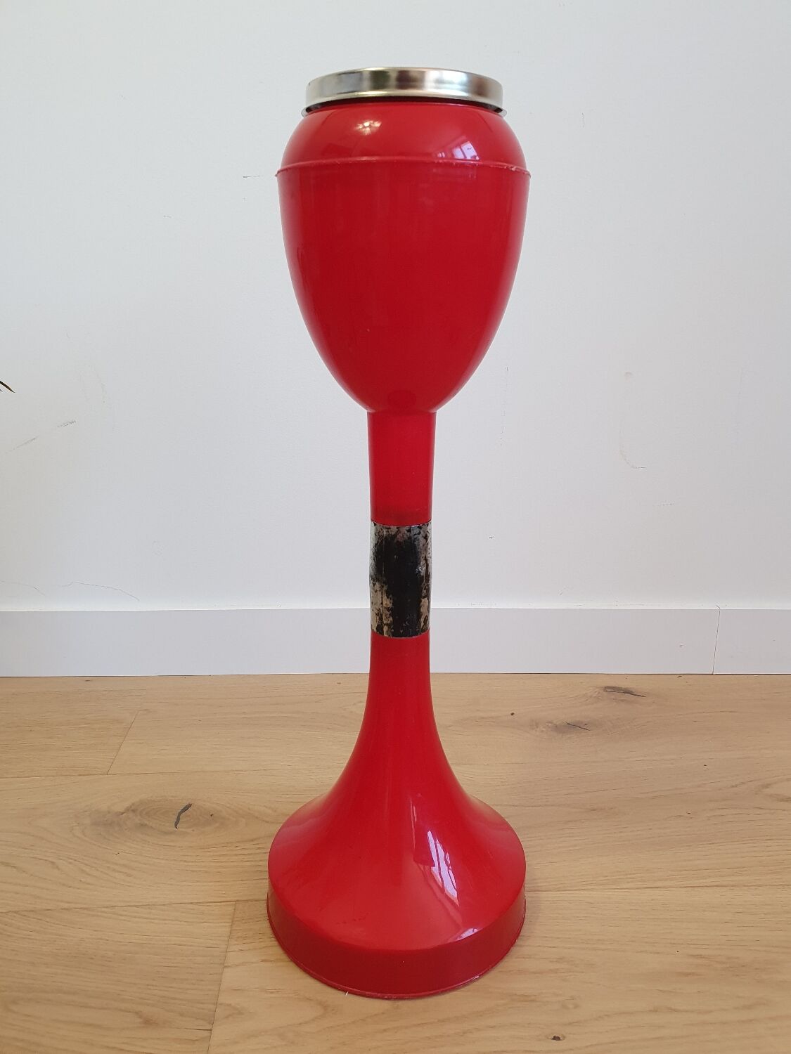 Plastic ashtray on foot from the 70s