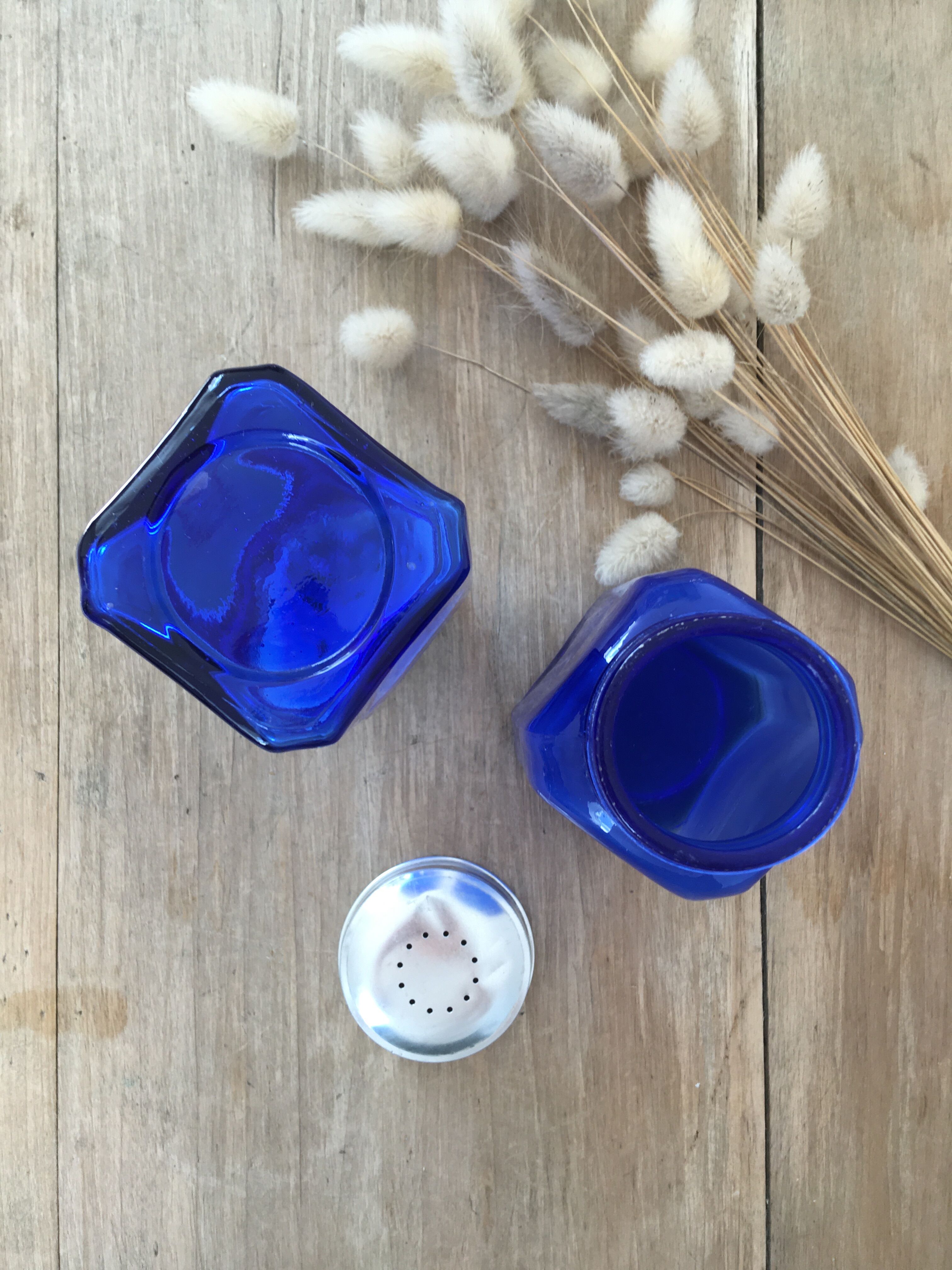 Paire de pots en verre bleu