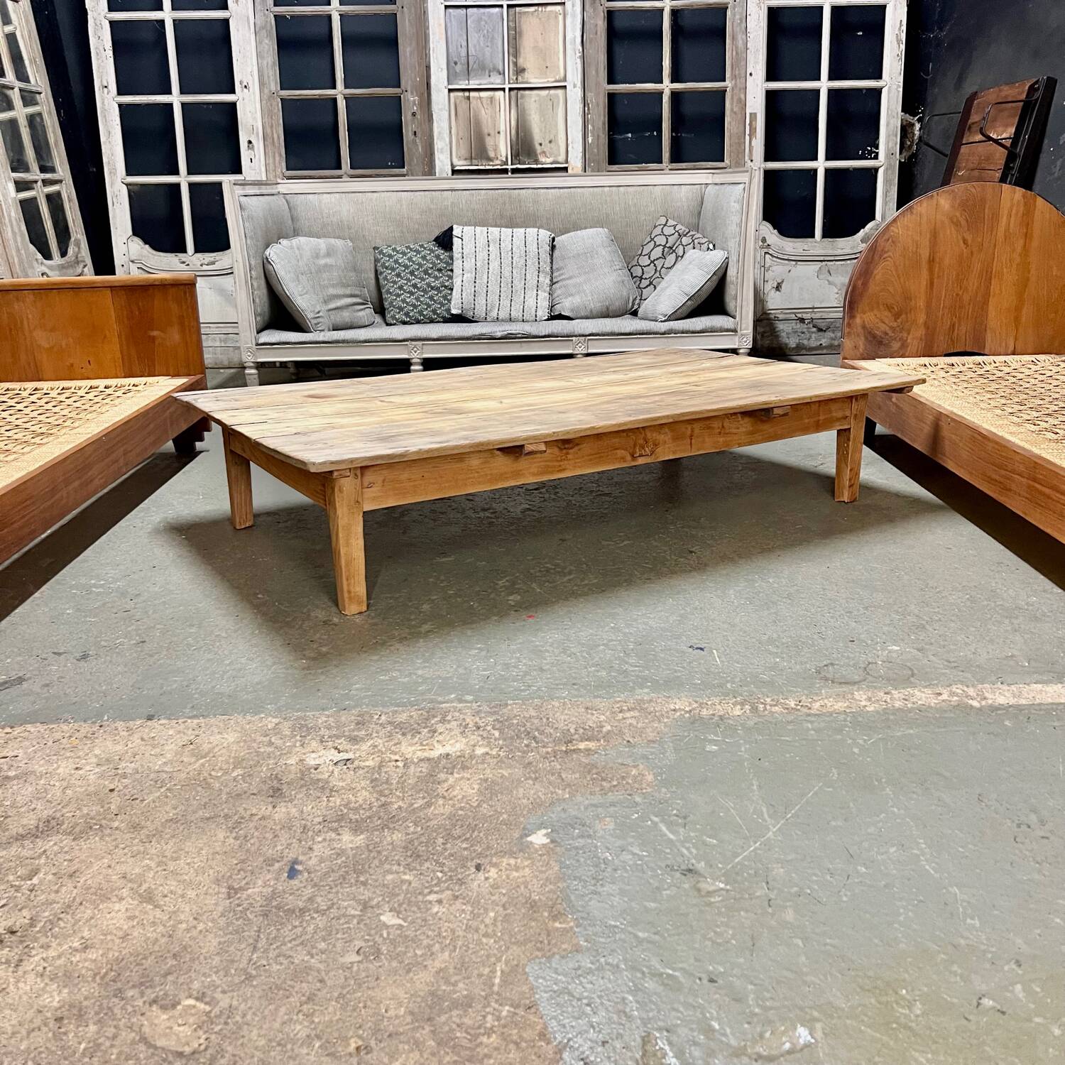 Table basse de ferme rustique brutaliste