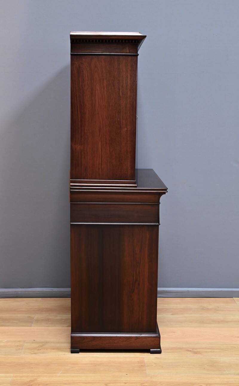 Small Rosewood Display Cabinet – Part 2 of the 19th Century