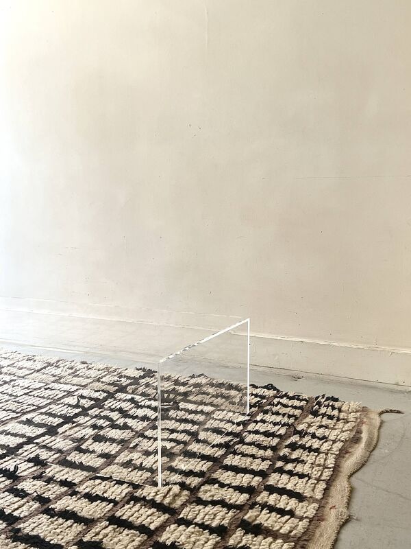 table basse rectangulaire design en plexiglass transparent
