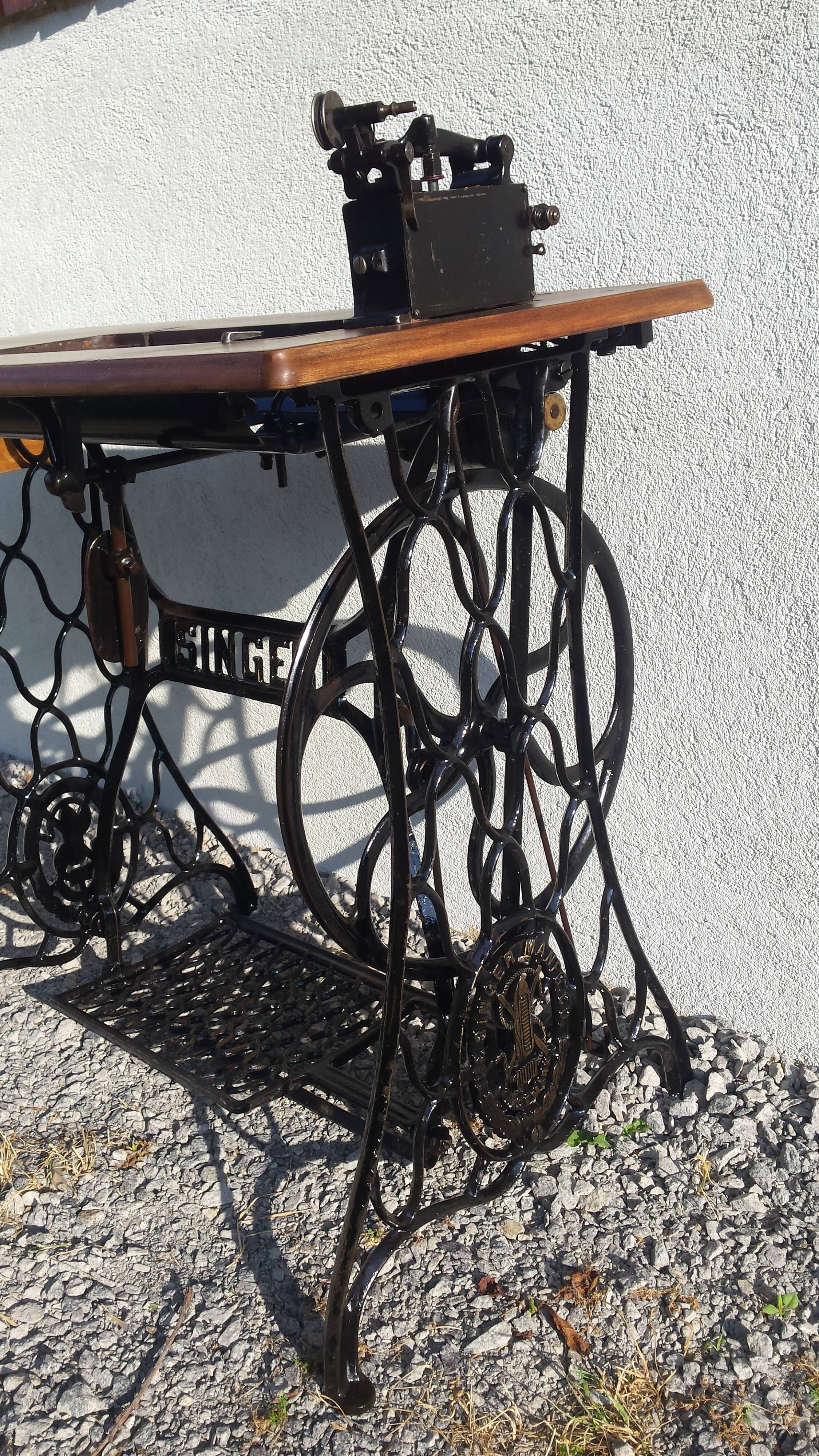 Singer's sewing machine foot console