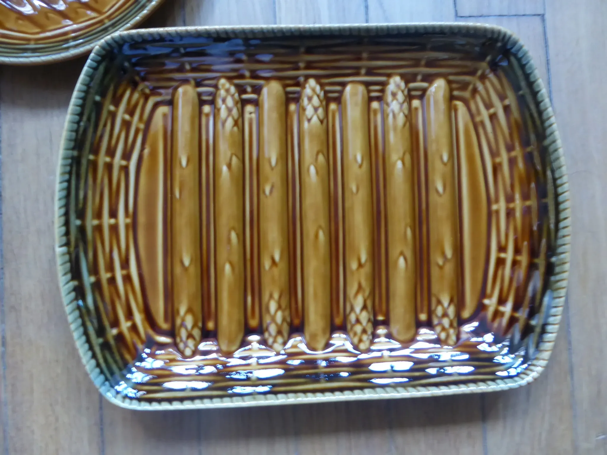 5 asparagus plates, 1 Sarreguemines dish L1 / 200106