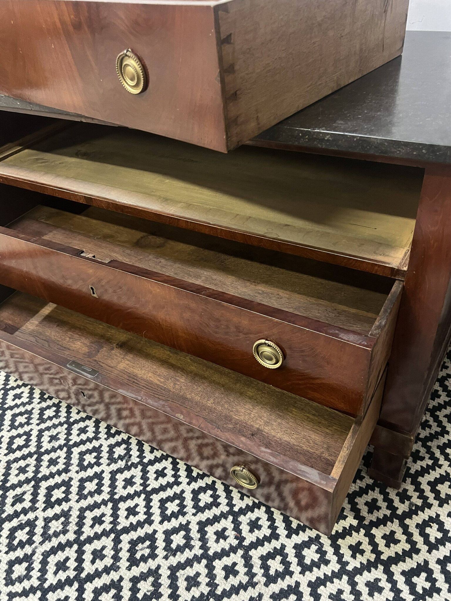 Empire chest of drawers, early 19th century period in mahogany veneer