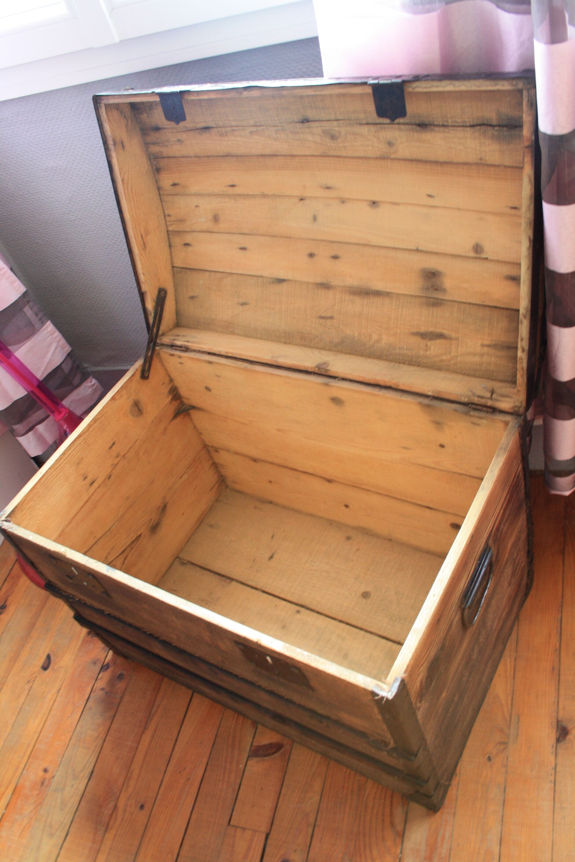 Malle ancienne en bois