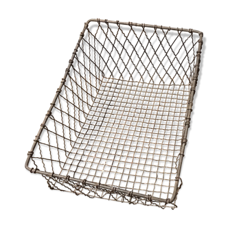 Metal mail basket