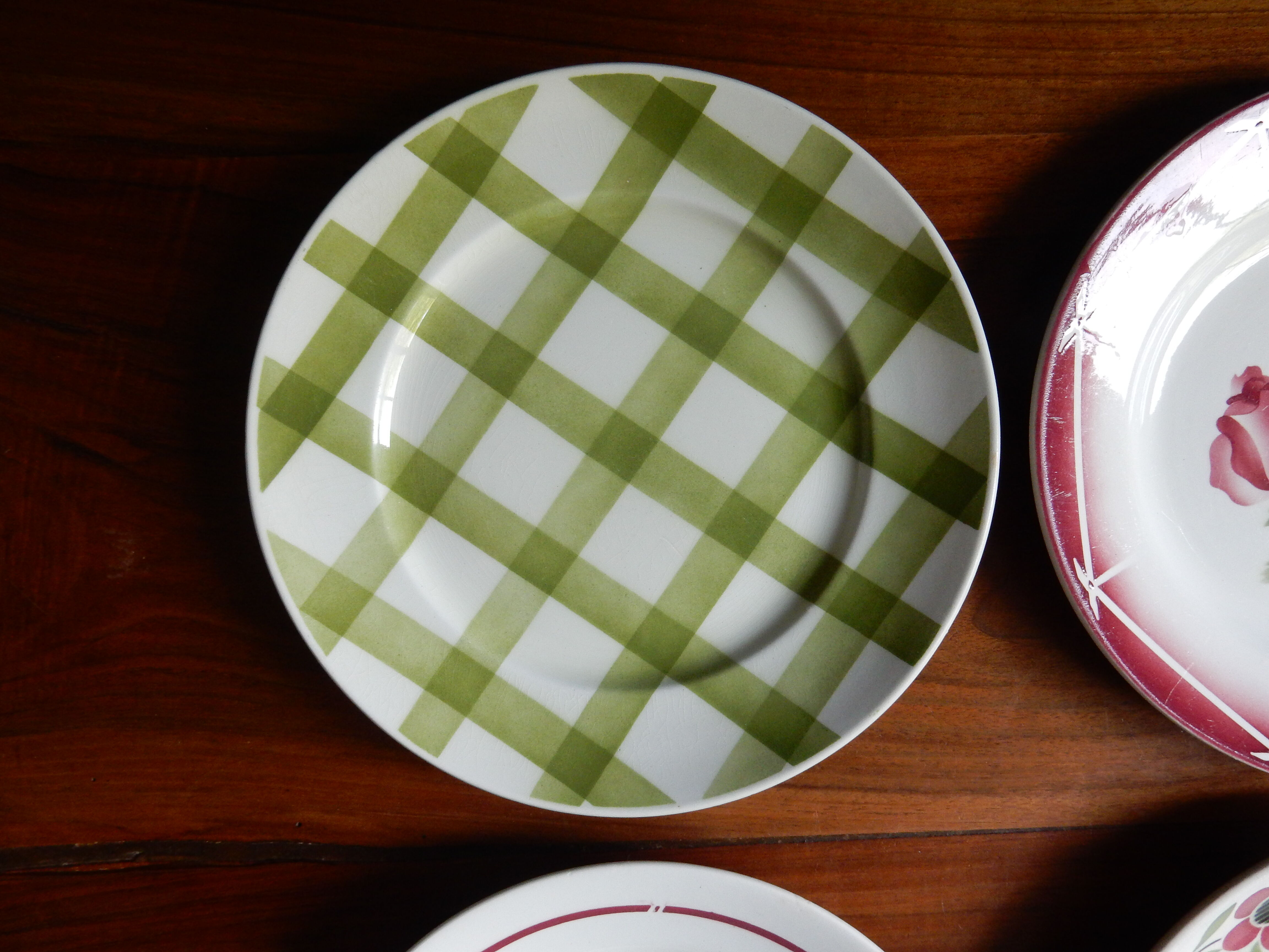 4 flat plates mismatched green and red