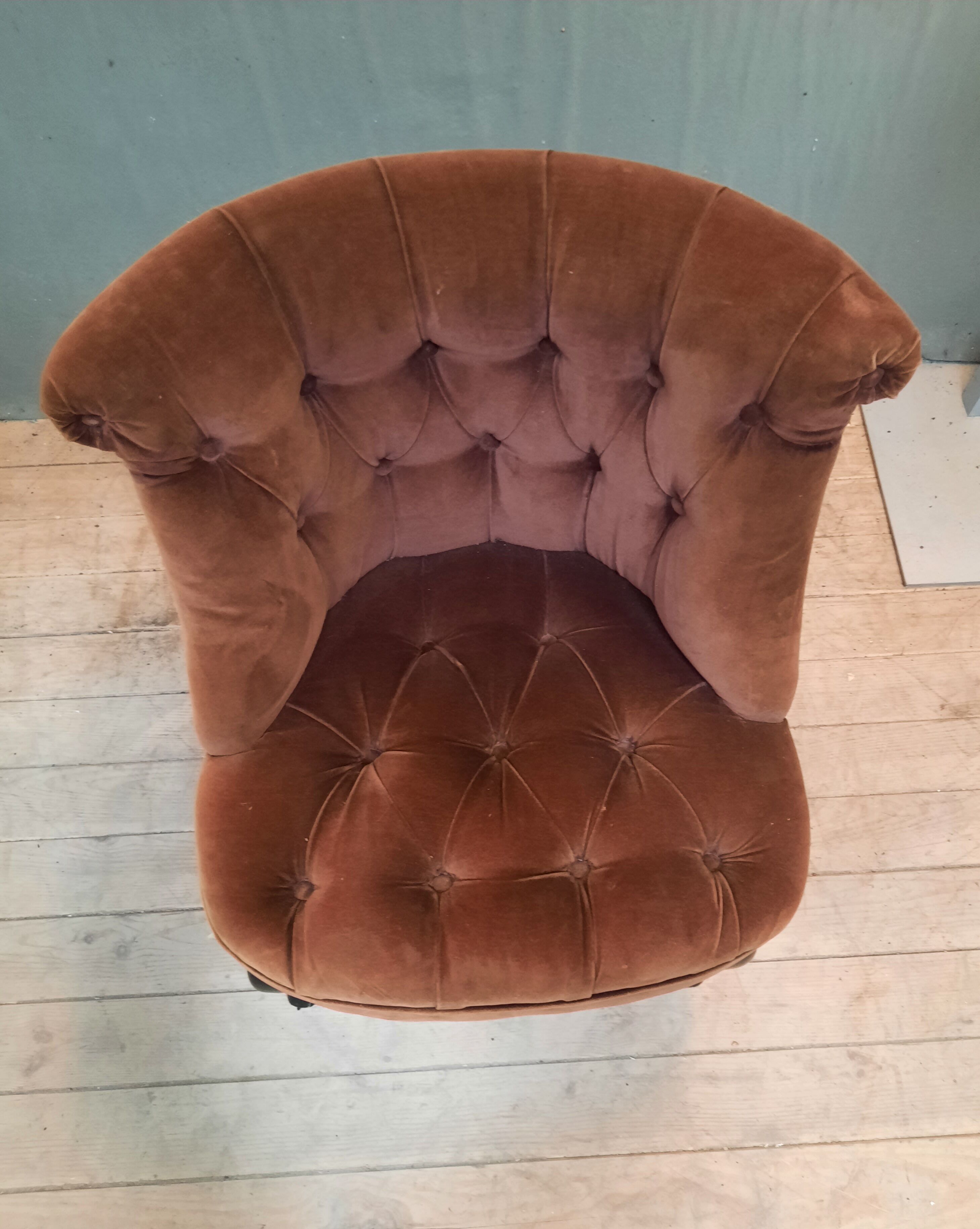 Facteuil toad in padded velvet
