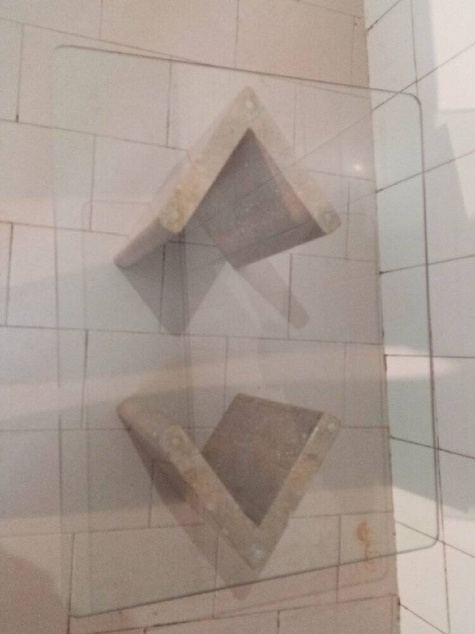 Table basse avec base en travertin et plateau en verre, années 1980.