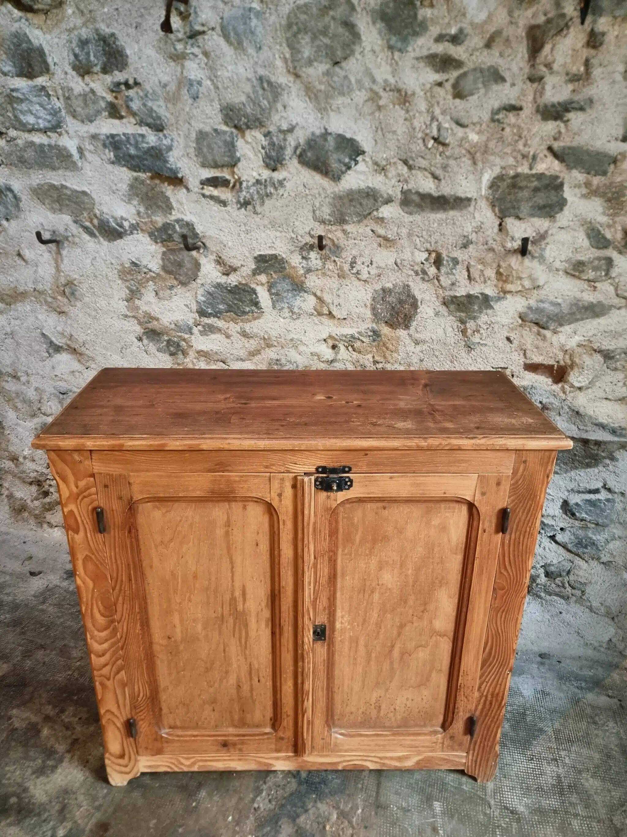 Buffet ancien français en pin, début du XXe siècle
