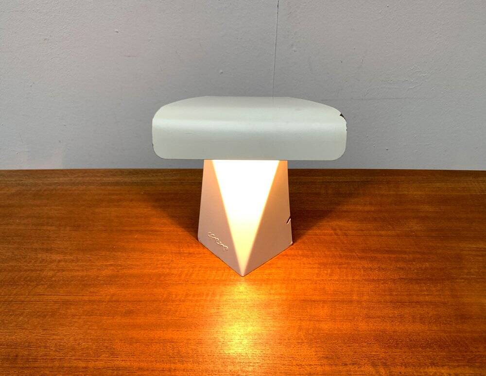 Lampe de table minimaliste en tole de l'ère spatiale italienne des années 60 par G. Grego.