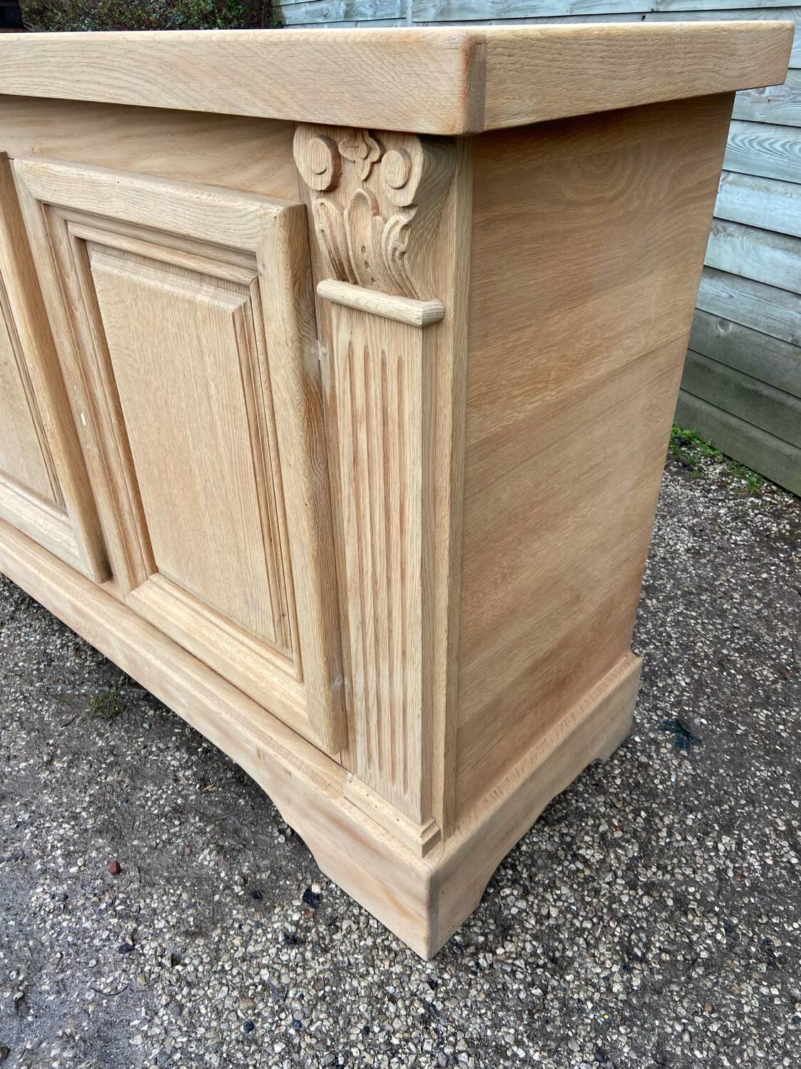 Bar / counter in raw wood