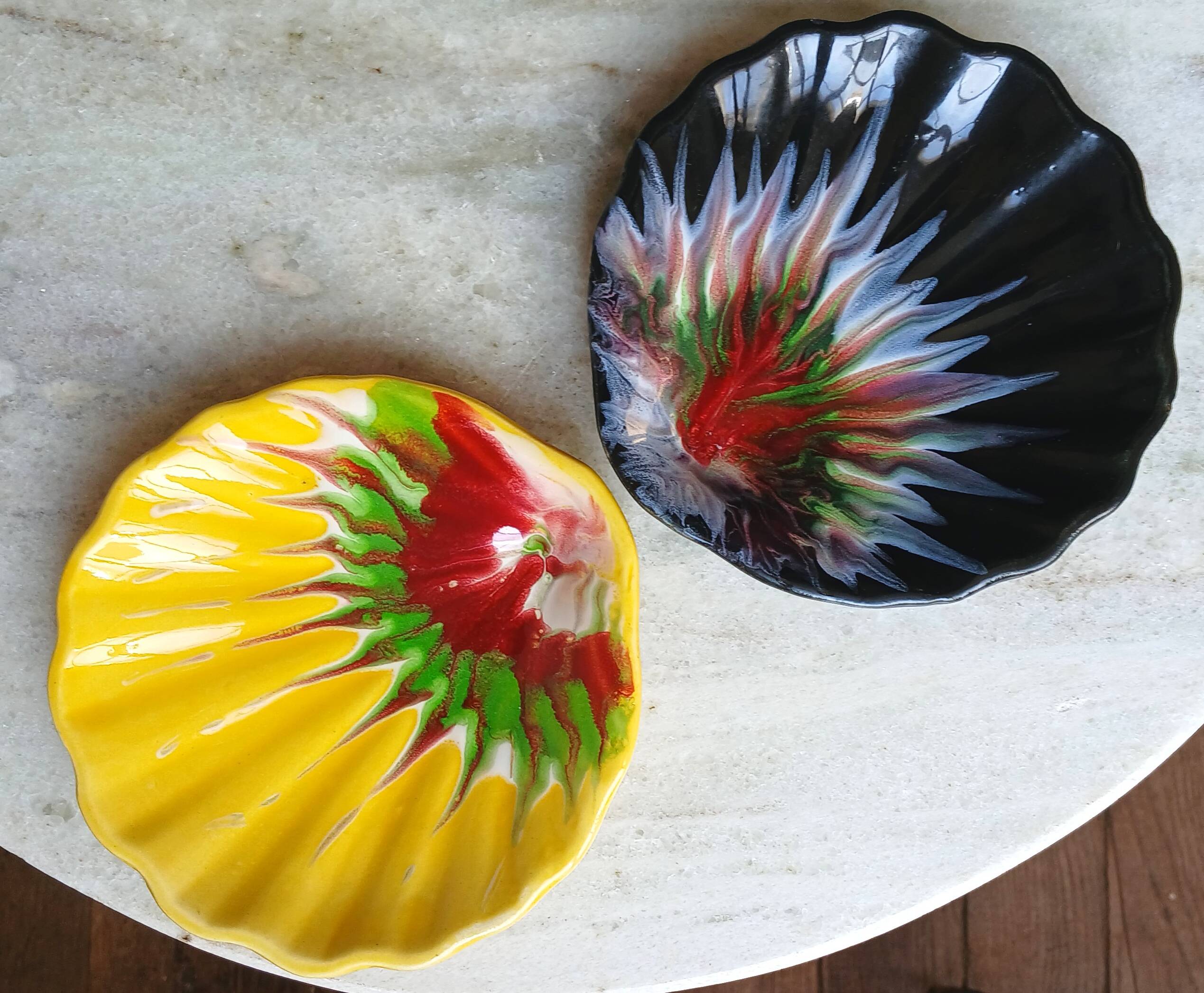 Set of 2 painted ceramic shell cups