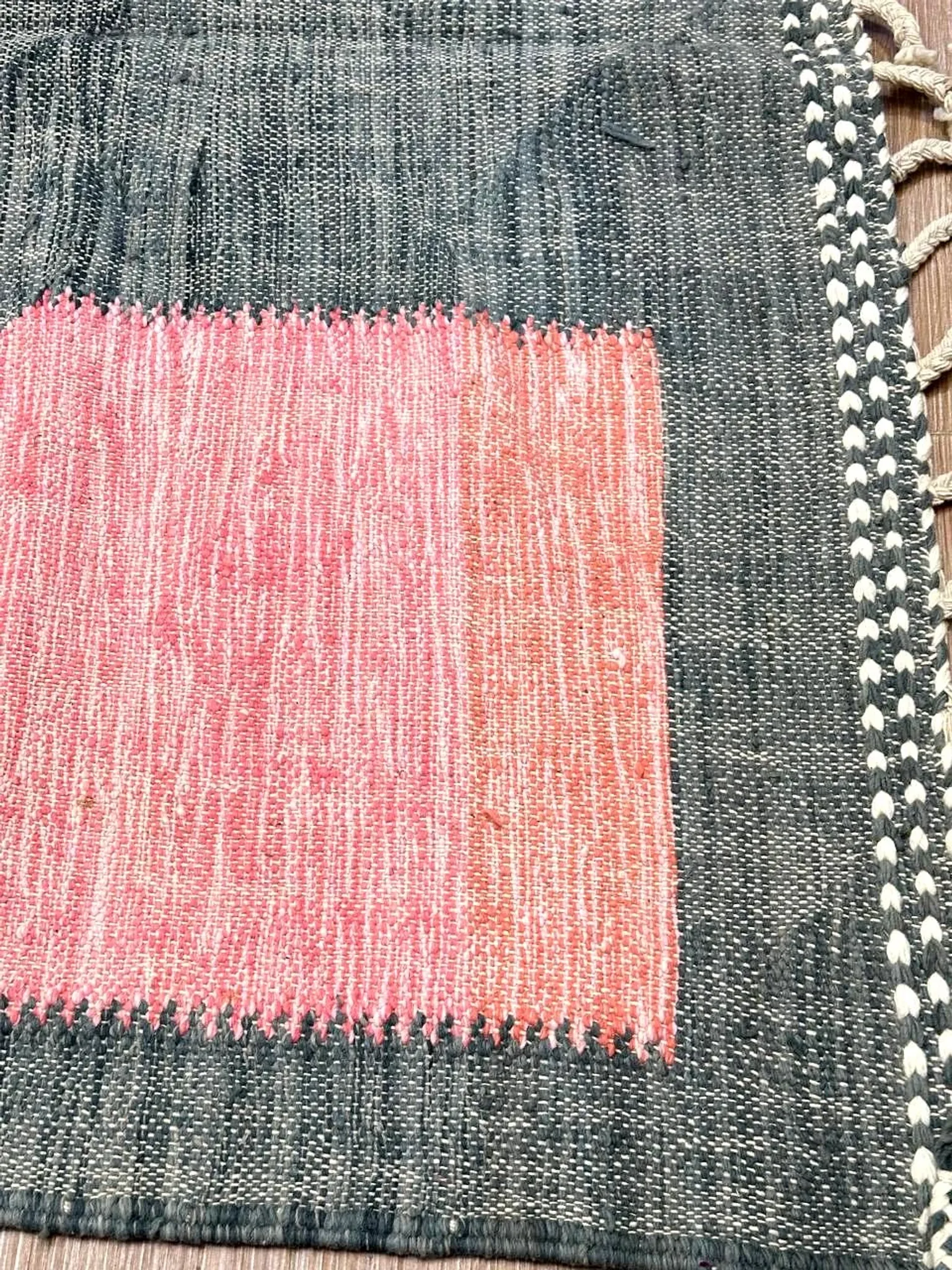 Berber carpet in fine wool – Soft contrasting shapes