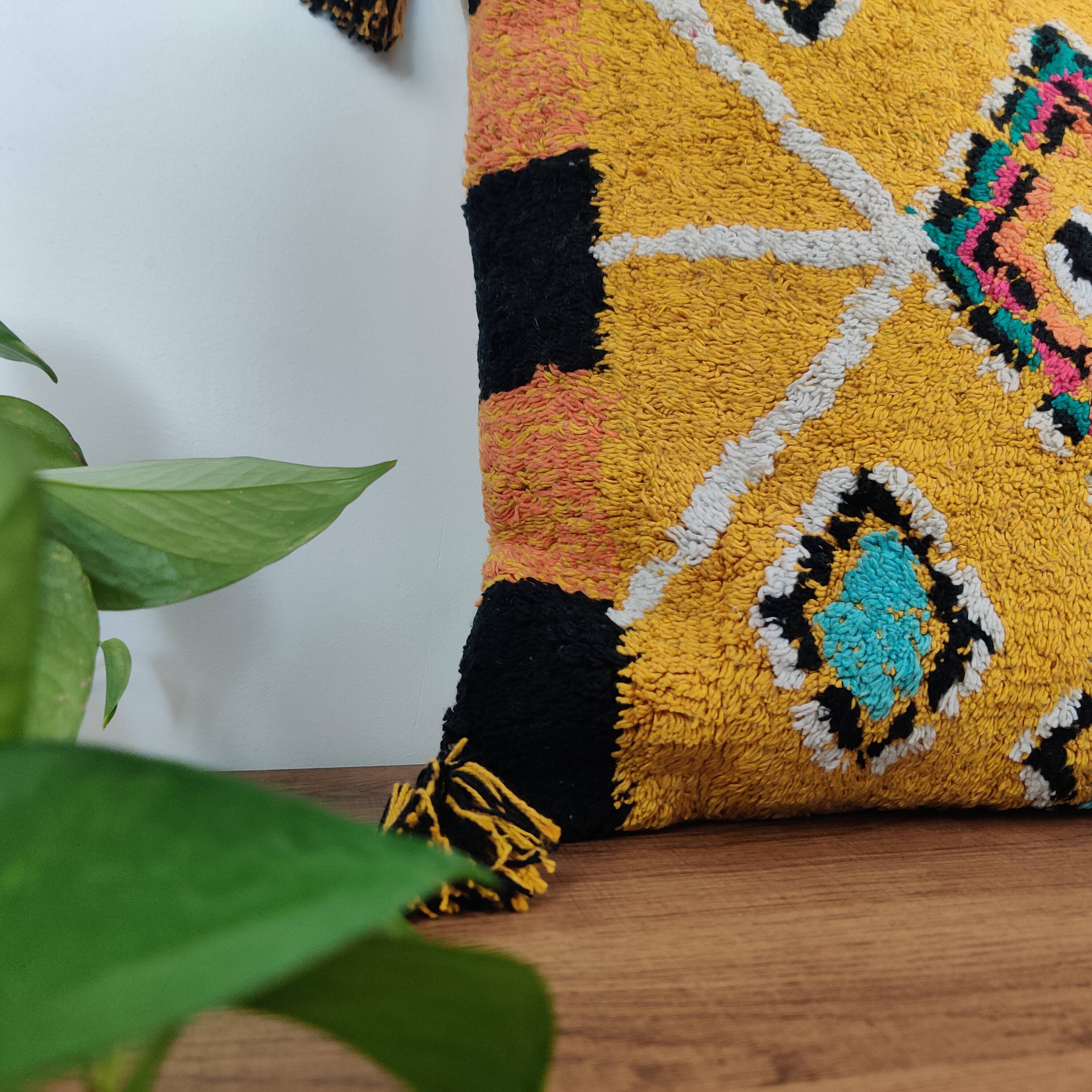 Yellow Berber-inspired cushion 45x45 cm