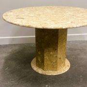 Table ronde sur pied en marbre brèche | Table de salle à manger vintage en pierre des années 1980 | Postmoderne