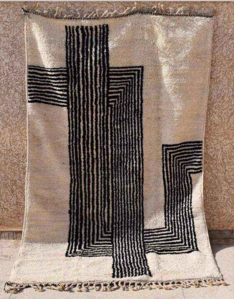 Off-white Moroccan rug with geometric patterns, 300cm x 150cm