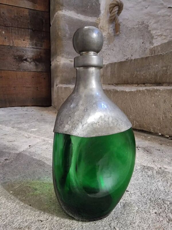 Carafe vintage française en verre vert et étain – bouteille artisanale des années 1930 avec bouchon