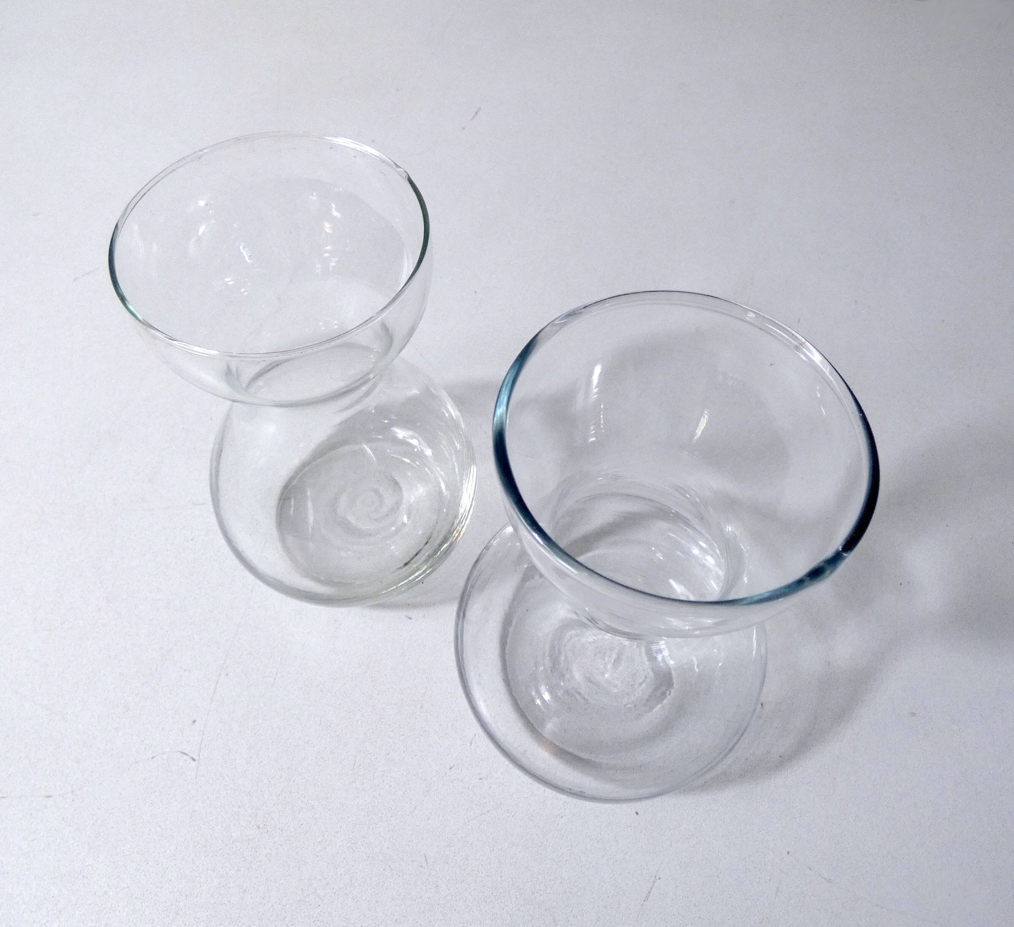 2 anciens vases à bulbe jacinthe en verre soufflé vintage