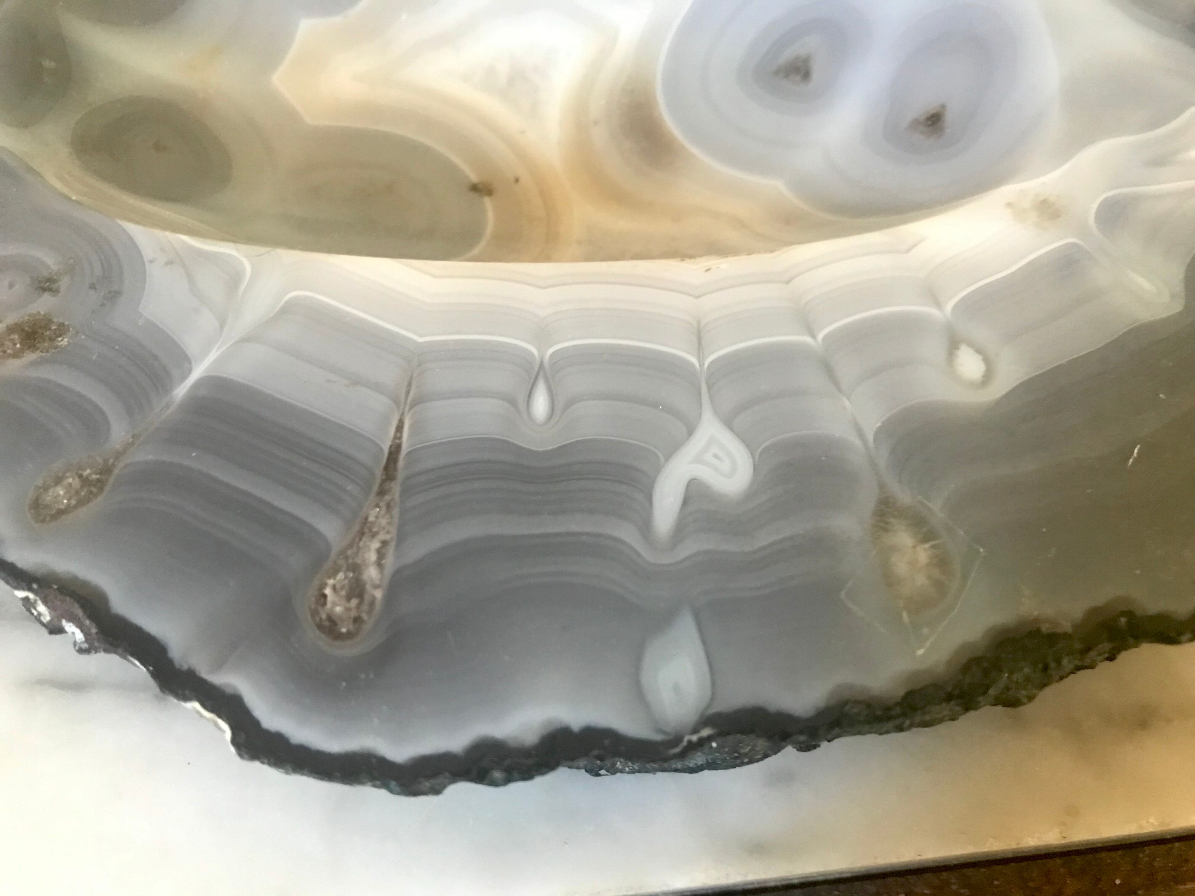 Empty pockets in agate