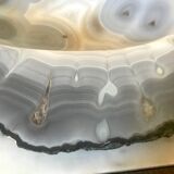 Empty pockets in agate