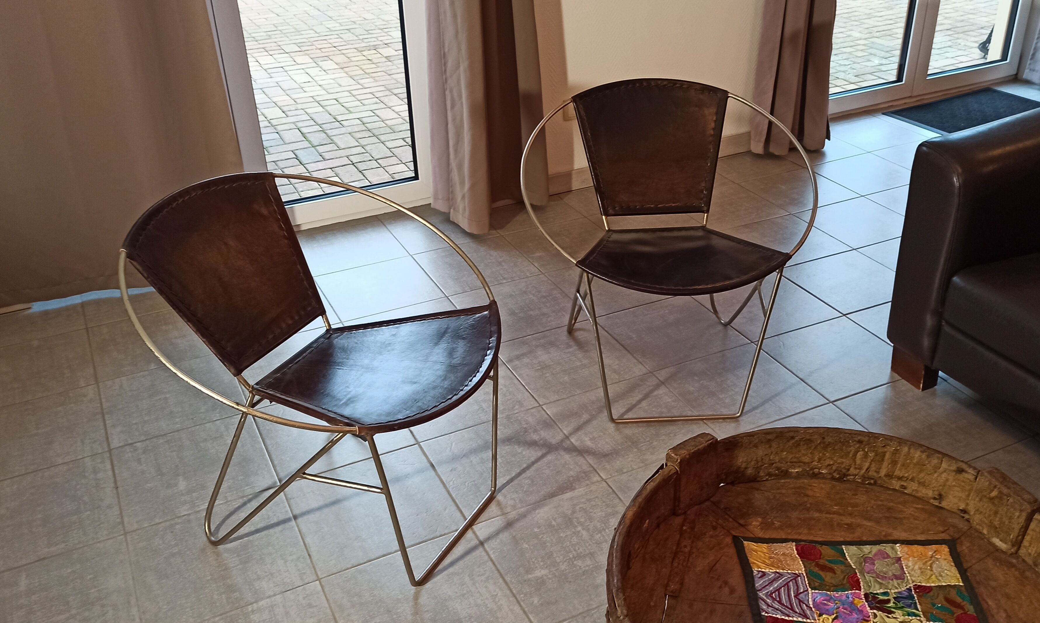 Paire de fauteuils en cuir marron foncé