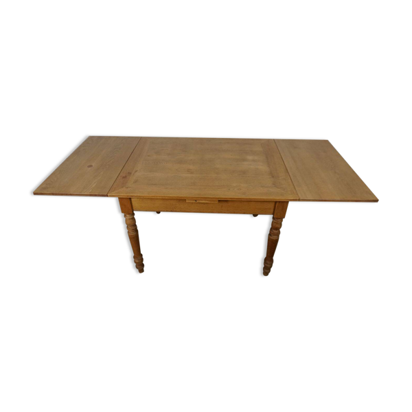 Table en chêne massif extensible et pieds en bois tourné