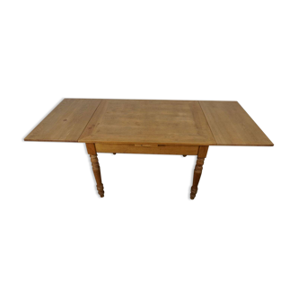 solid oak table with extensions and molded legs