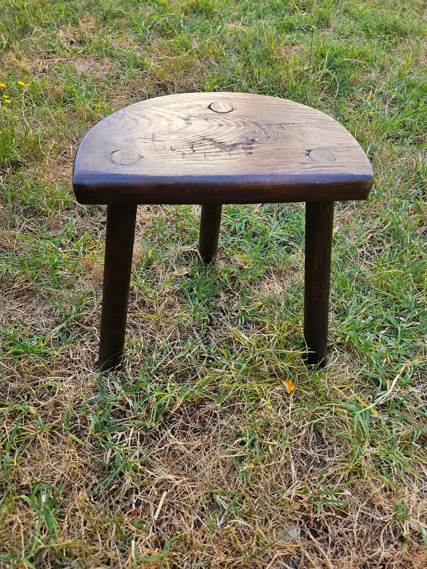 Tabouret tripode en bois massif vintage