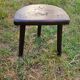 Tabouret tripode en bois massif vintage