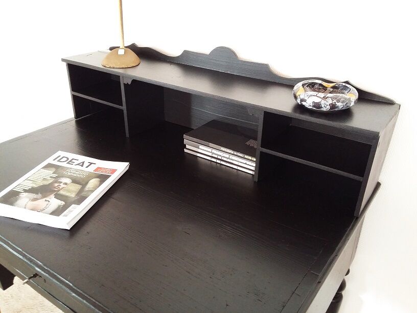 Desk in black step