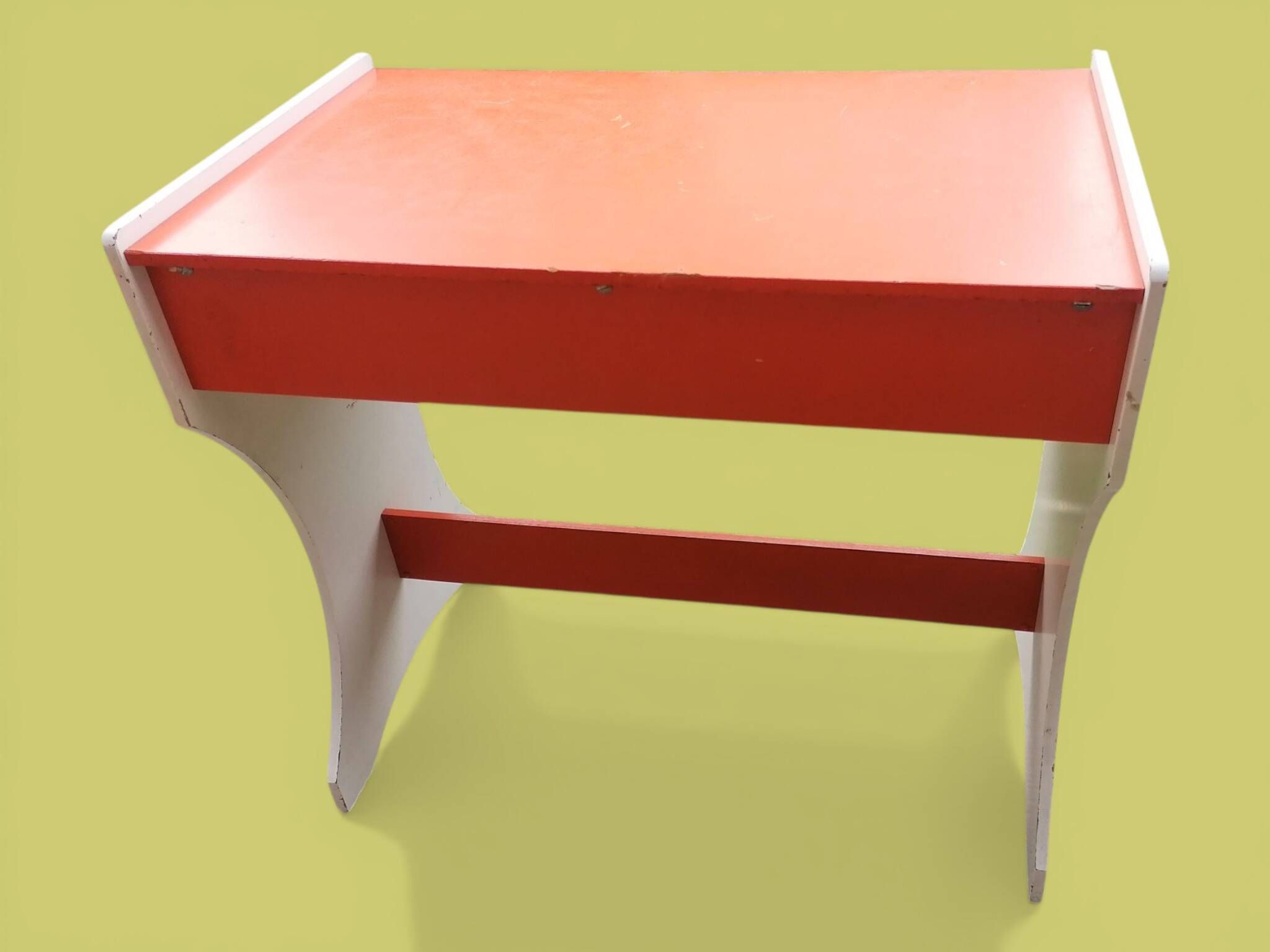 Bureau et tabouret d'écolier en bois peint orange - Années 1950 - 1970.