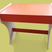 Bureau et tabouret d'écolier en bois peint orange - Années 1950 - 1970.