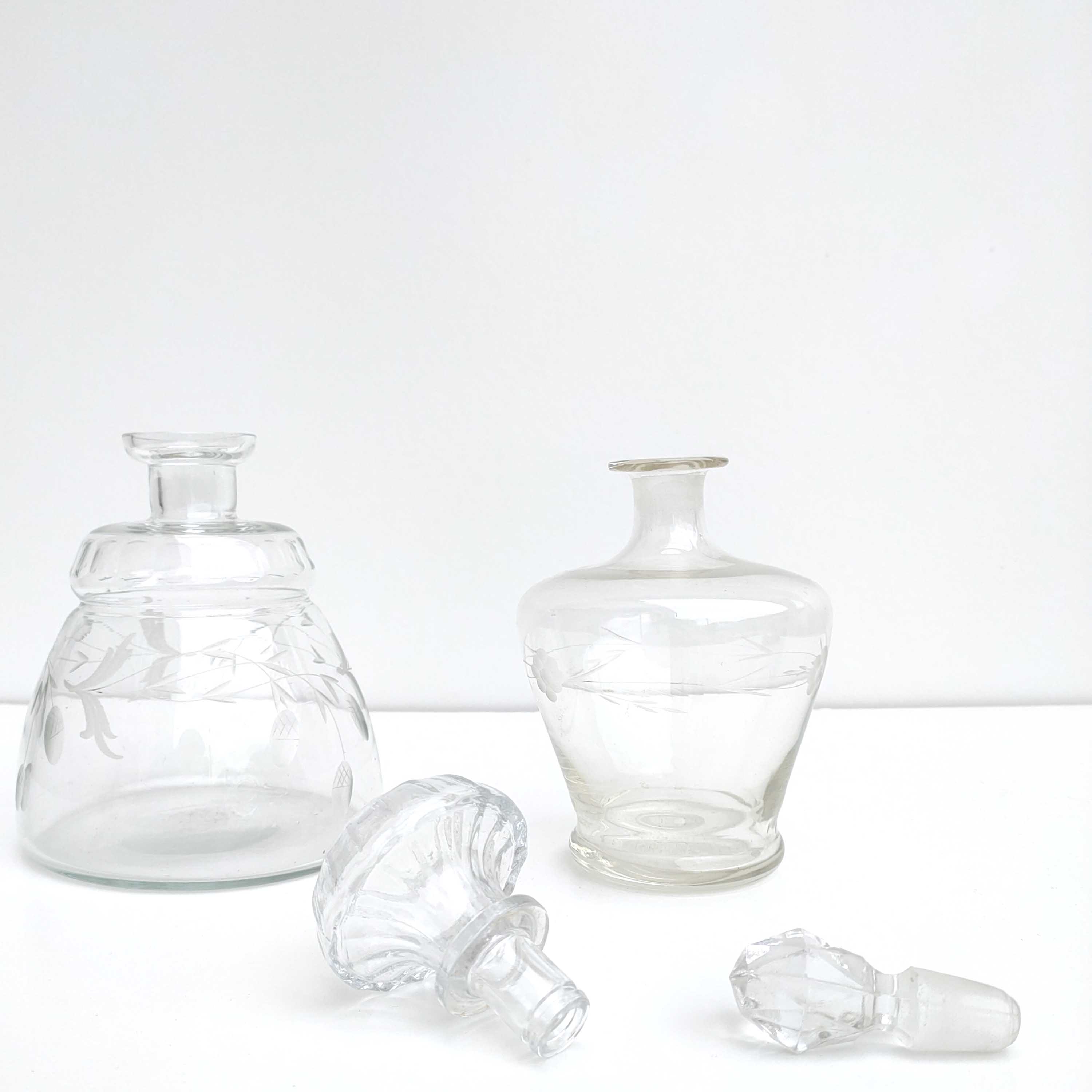 Set of 2 chiseled glass decanters with cap