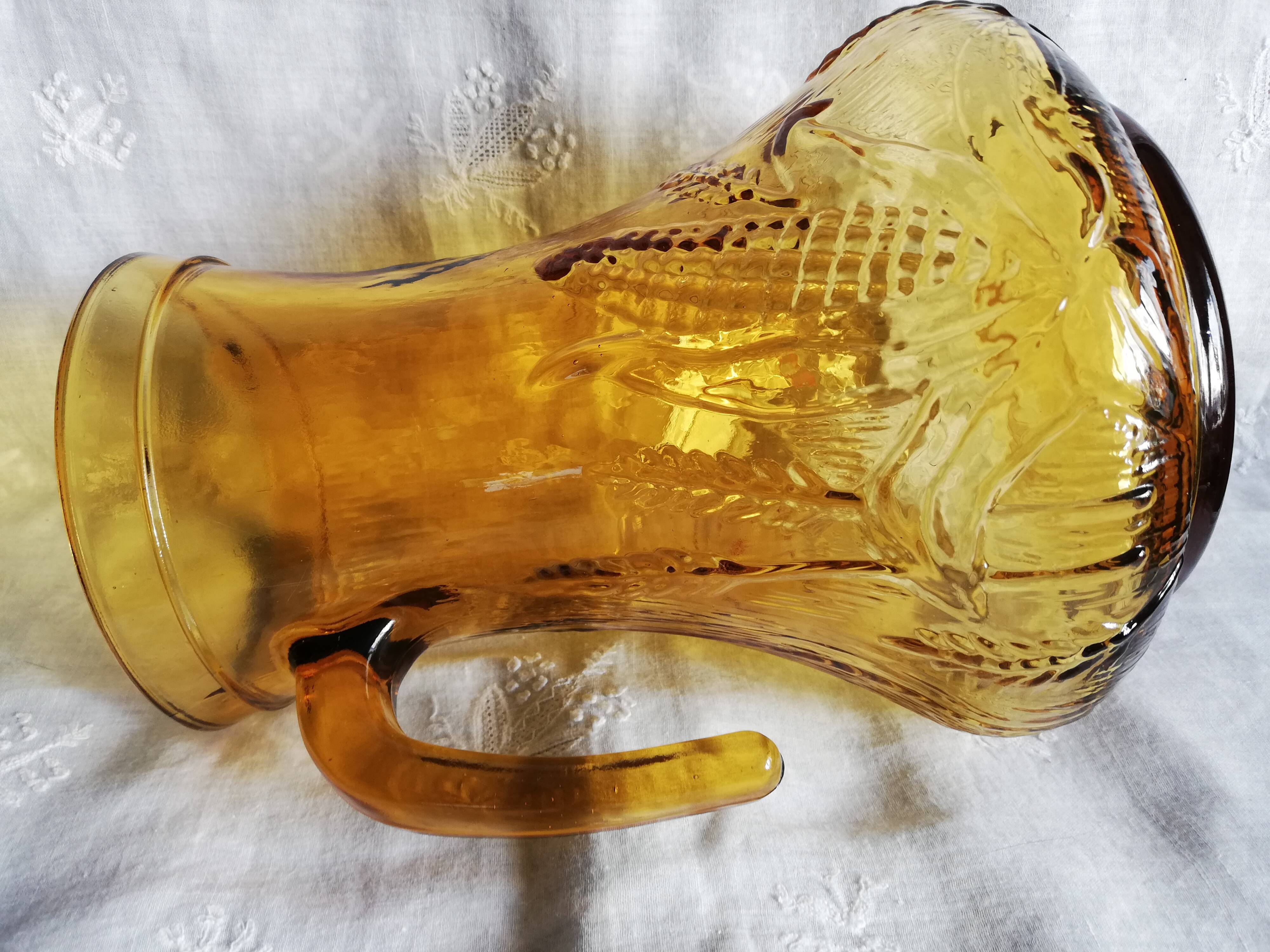 Pichet vintage en verre jaune ambré gravé