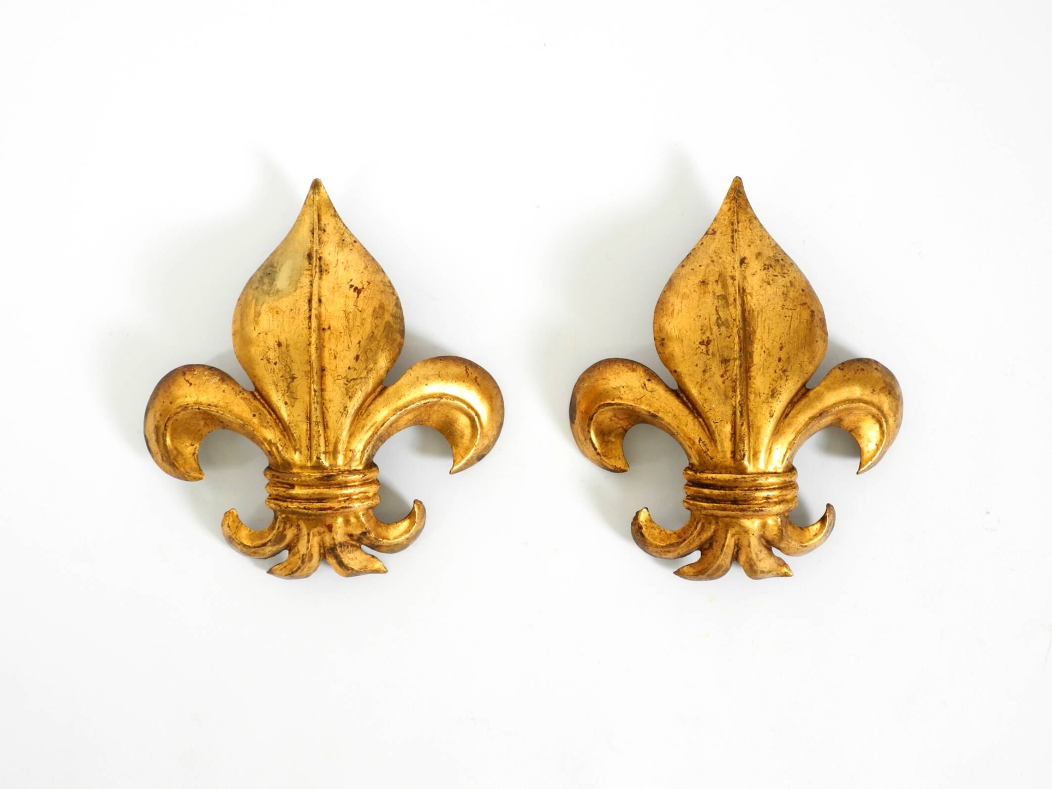 Une paire de grandes appliques murales en métal doré Fleur-de-Lis des années 1970 par Hans Kögl.
