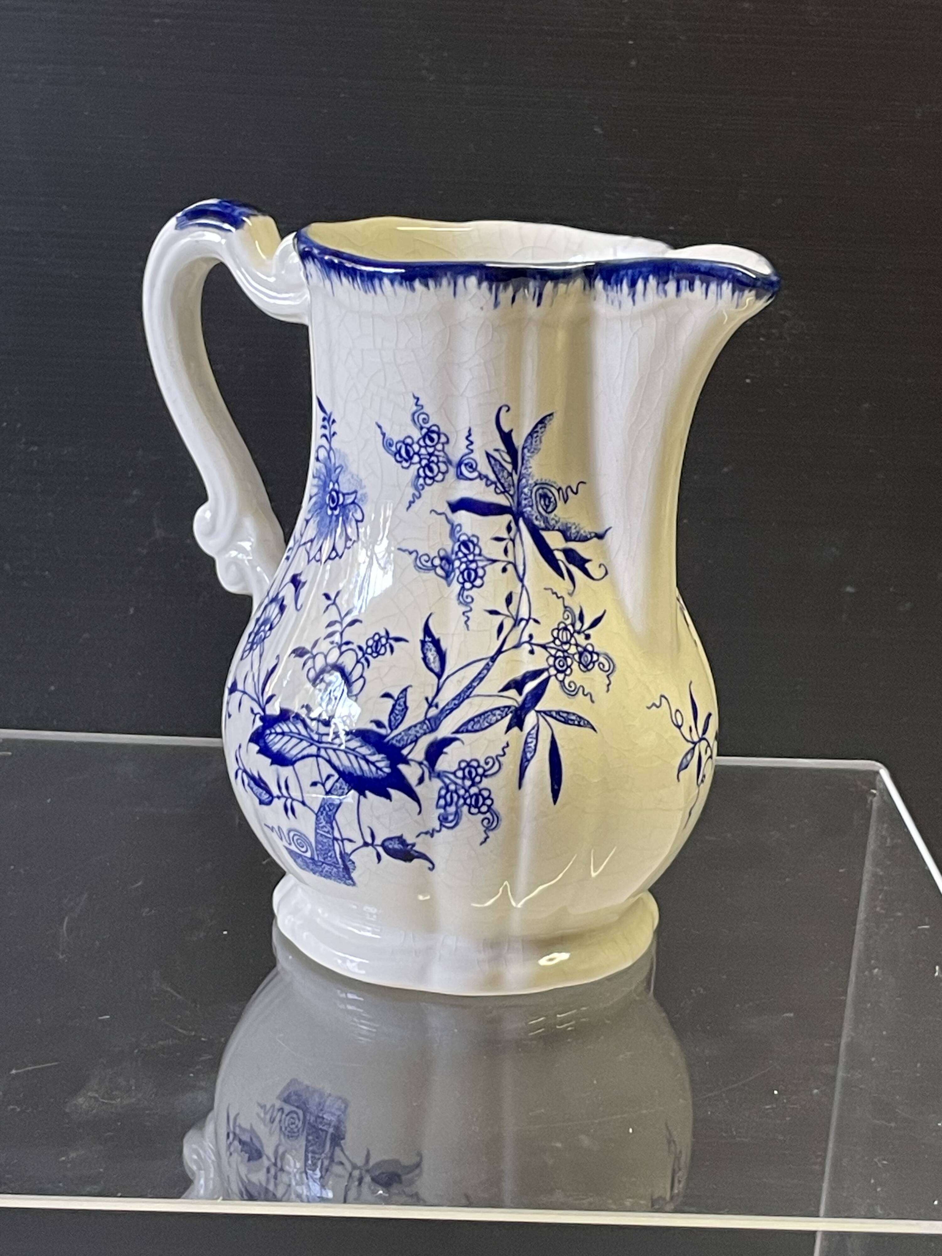 Very nice old ceramic pot from Lancaster in good condition.
