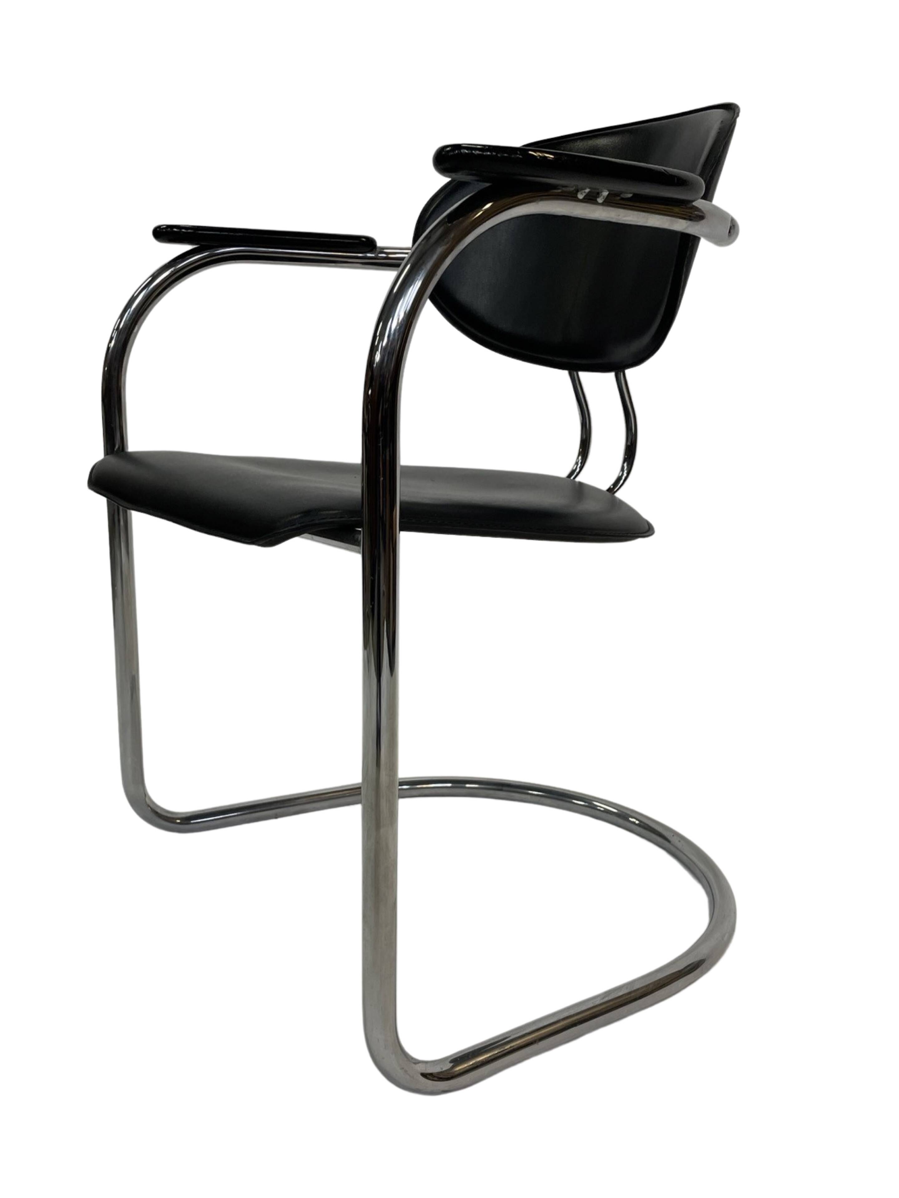 Ensemble de quatre chaises de salle à manger en porte-à-faux chromées années 1980 fabriquées en Italie par Effezeta