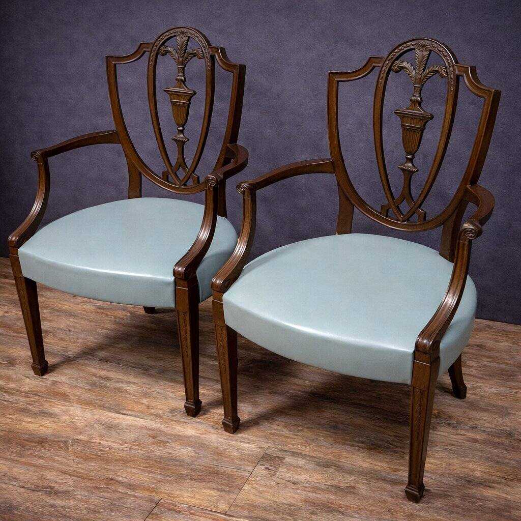 Paire de fauteuils en bois sculpté de style néoclassique, début XIXe