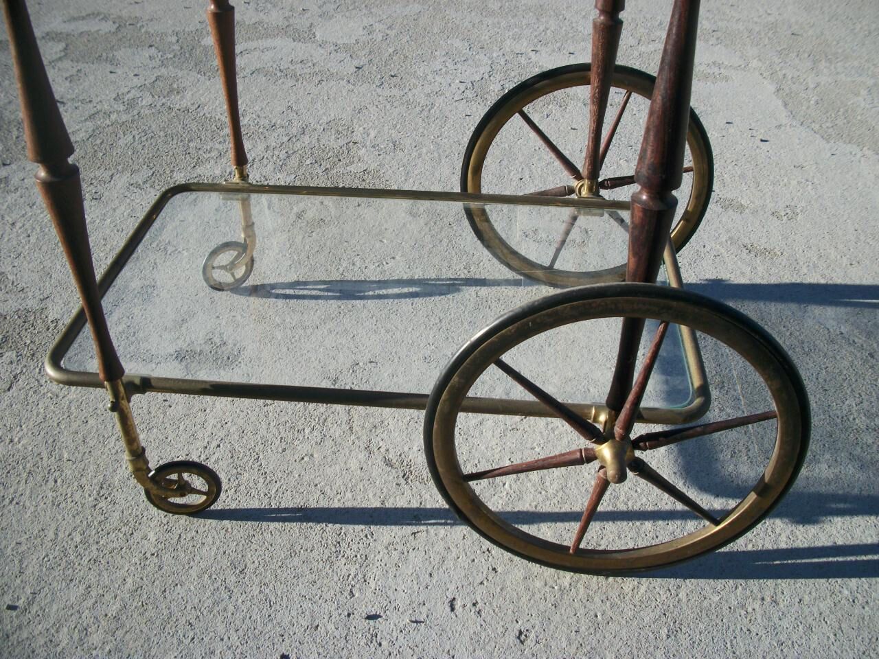 Rolling serving table